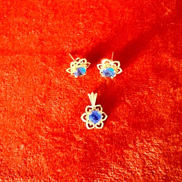 Jewelry - 10K Solid Gold Stud Earrings & Pendant Set - Gently Used